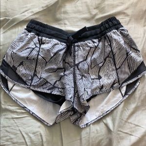 Lululemon Hotty hot short 2.5 inch inseam size 4